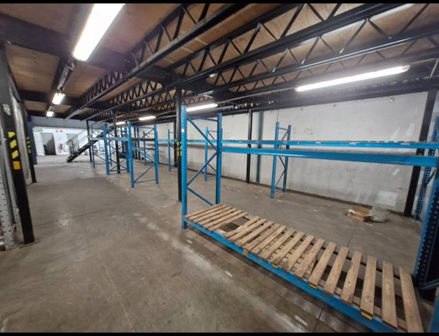 2,100M² WAREHOUSE TO LET IN JET PARK
